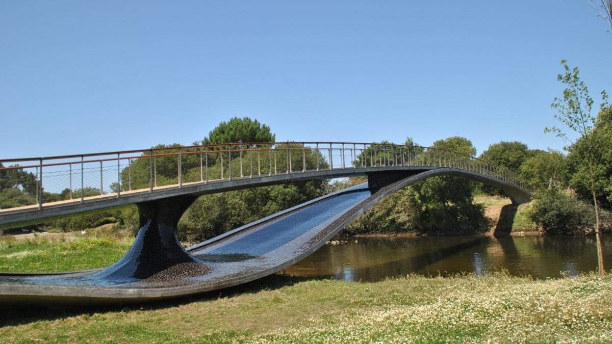 Puente peatonal sobre el río Neiva construido por la empresa adjudicataria.