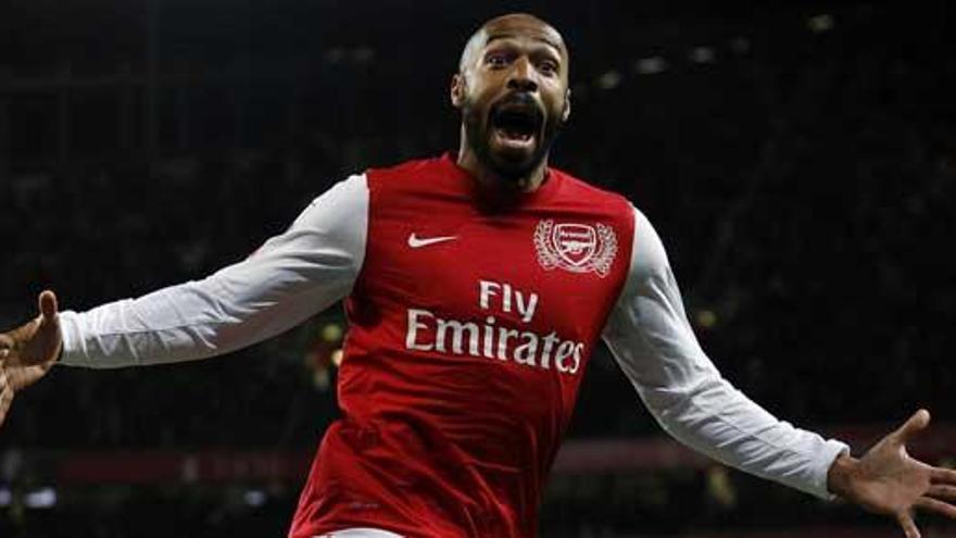 Thierry Henry celebra un gol con el Arsenal.