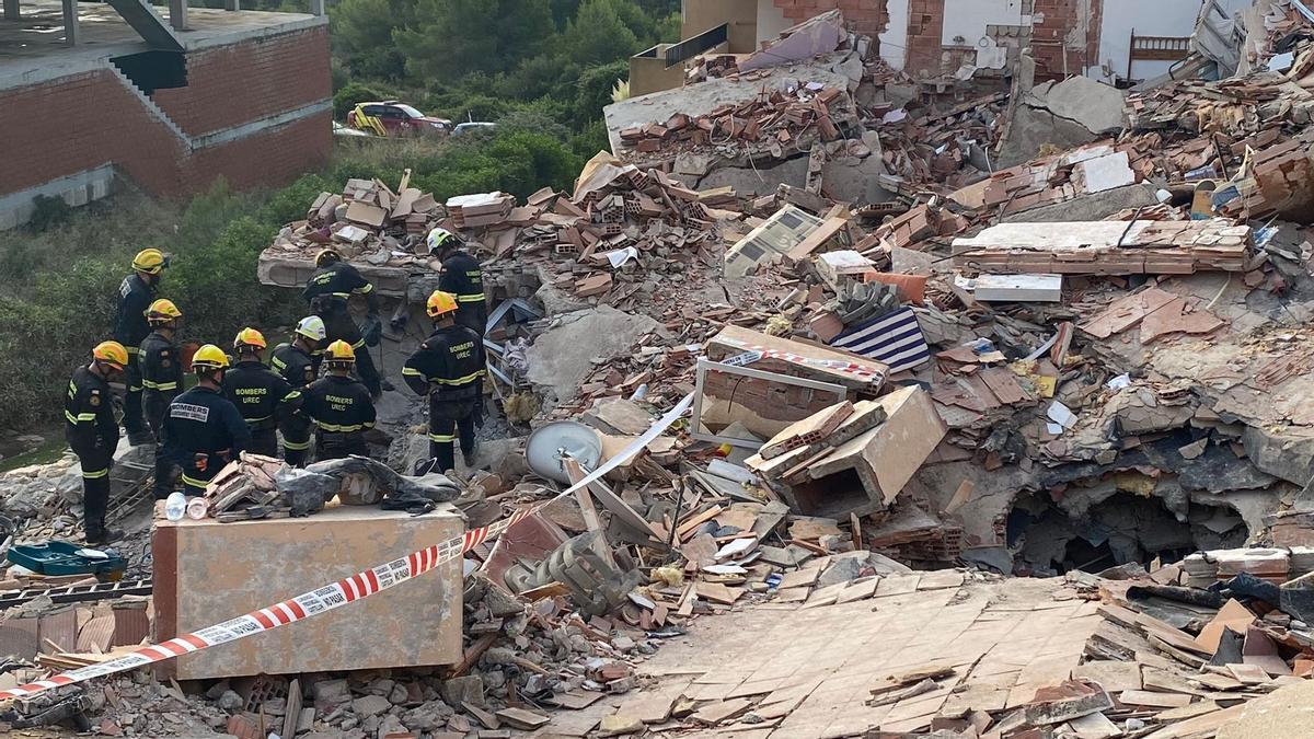 Rescate de una de las personas enterradas bajo los escombros en Peñiscola