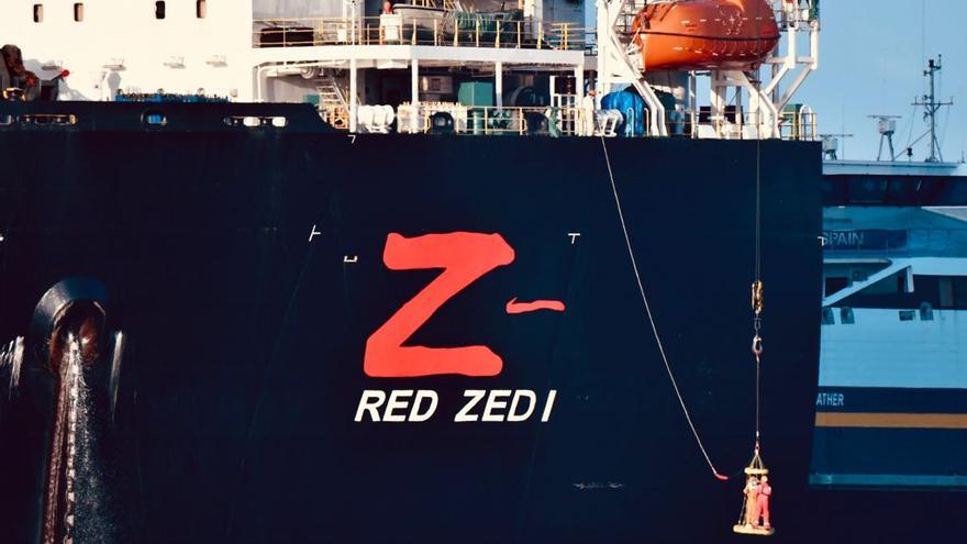 El carguero 'Red Zed 1' libera los buques de Trasmapi en la bahía de Sant Antoni