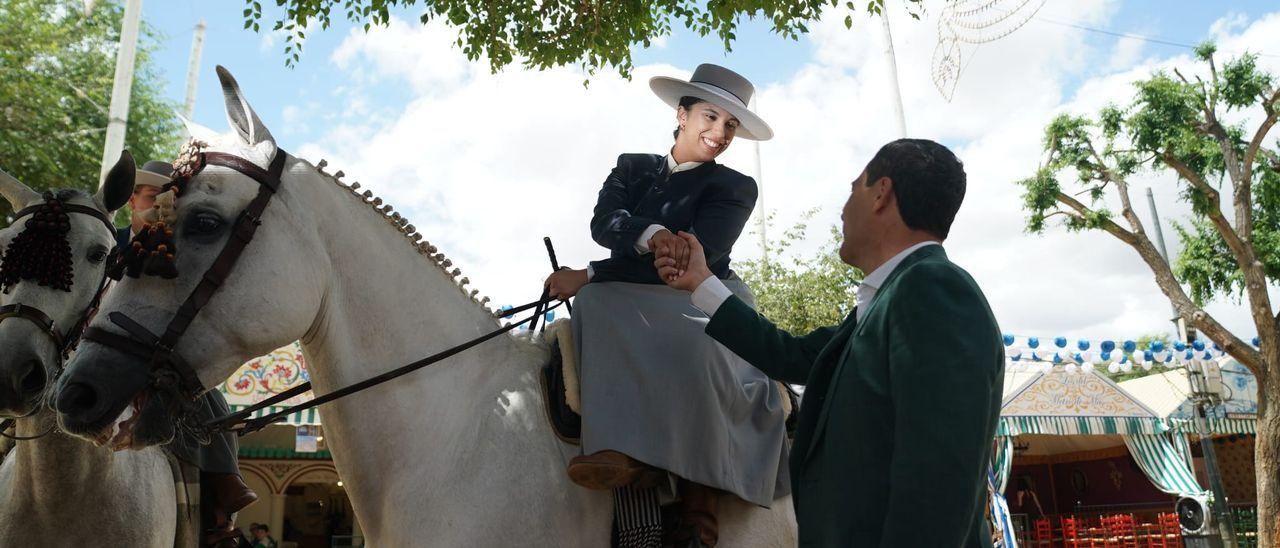 Juanma Moreno, este viernes en la Feria de Alcalá de Guadaíra (Sevilla).