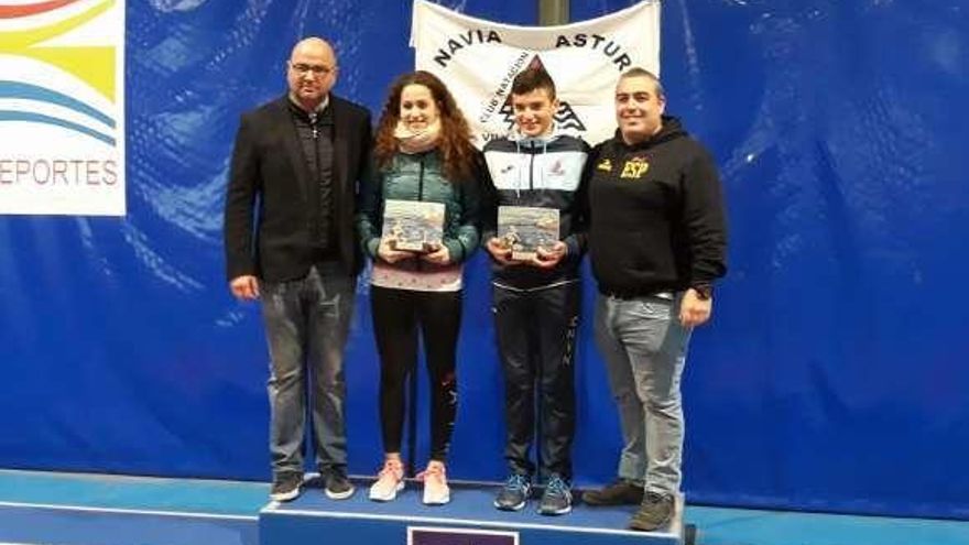 Por la izquierda, el concejal de Deportes, Ignacio Blanco, los nadadores Laura Lorenzo y Lucas Fernández y el presidente de la Federación Deportiva de la Natación Asturiana, Víctor González.