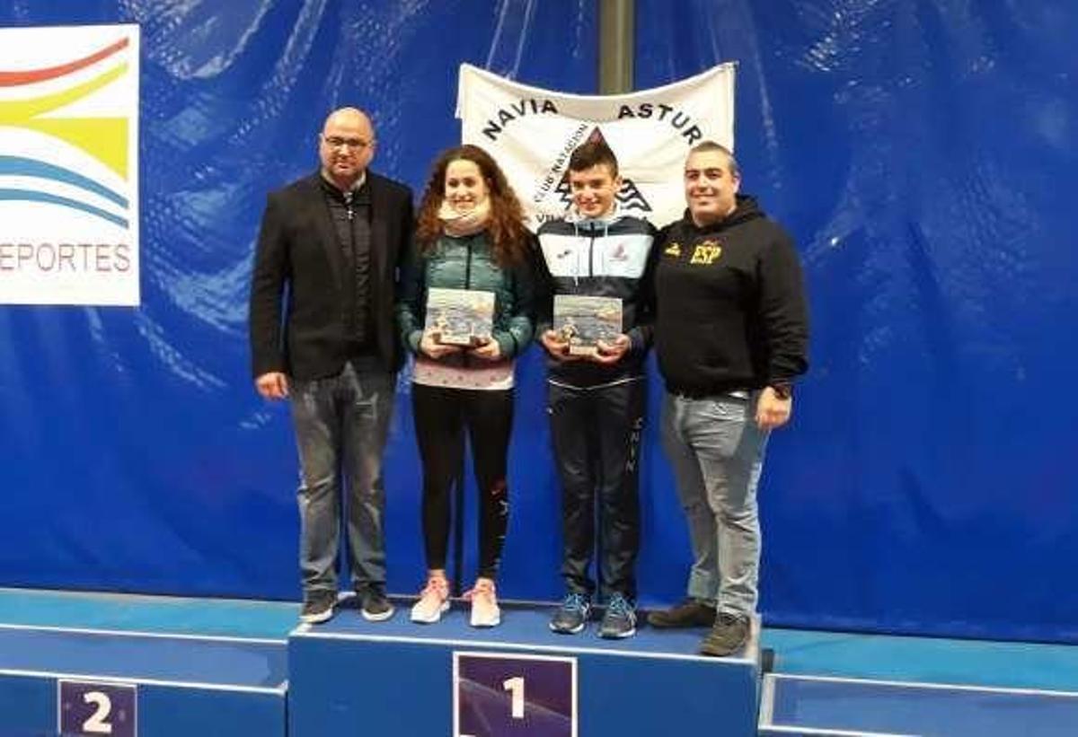 Por la izquierda, el concejal de Deportes, Ignacio Blanco, los nadadores Laura Lorenzo y Lucas Fernández y el presidente de la Federación Deportiva de la Natación Asturiana, Víctor González.