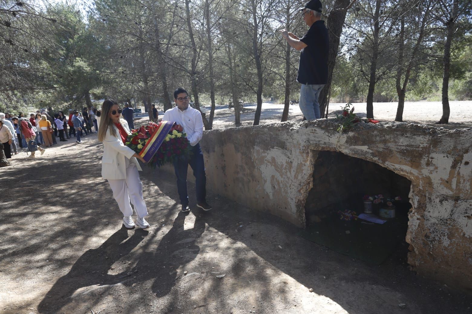 Celebración del 14 de abril en el paredón de España en Paterna