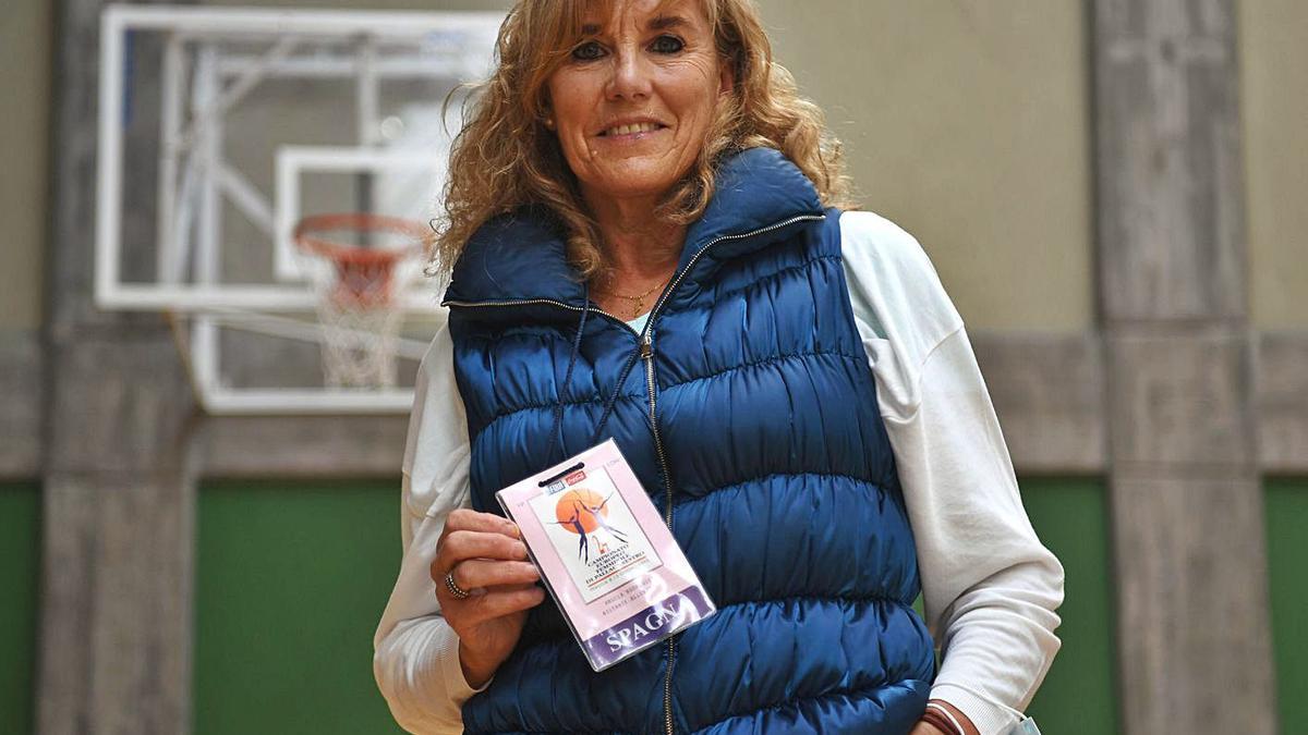 Ángela Rodríguez, ayer en la cancha de baloncesto del colegio Liceo La Paz.  // CARLOS PARDELLAS