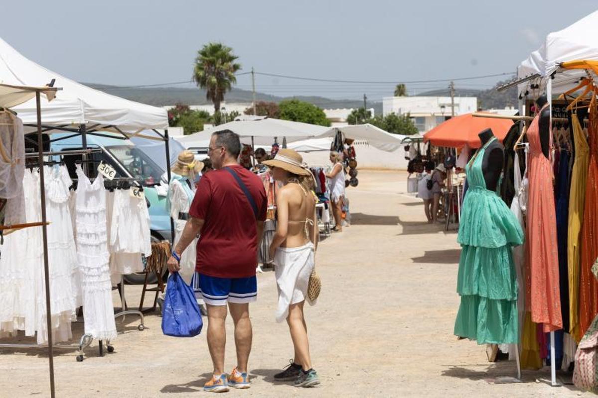El mercadillo de Sant Jordi resiste al calor del verano