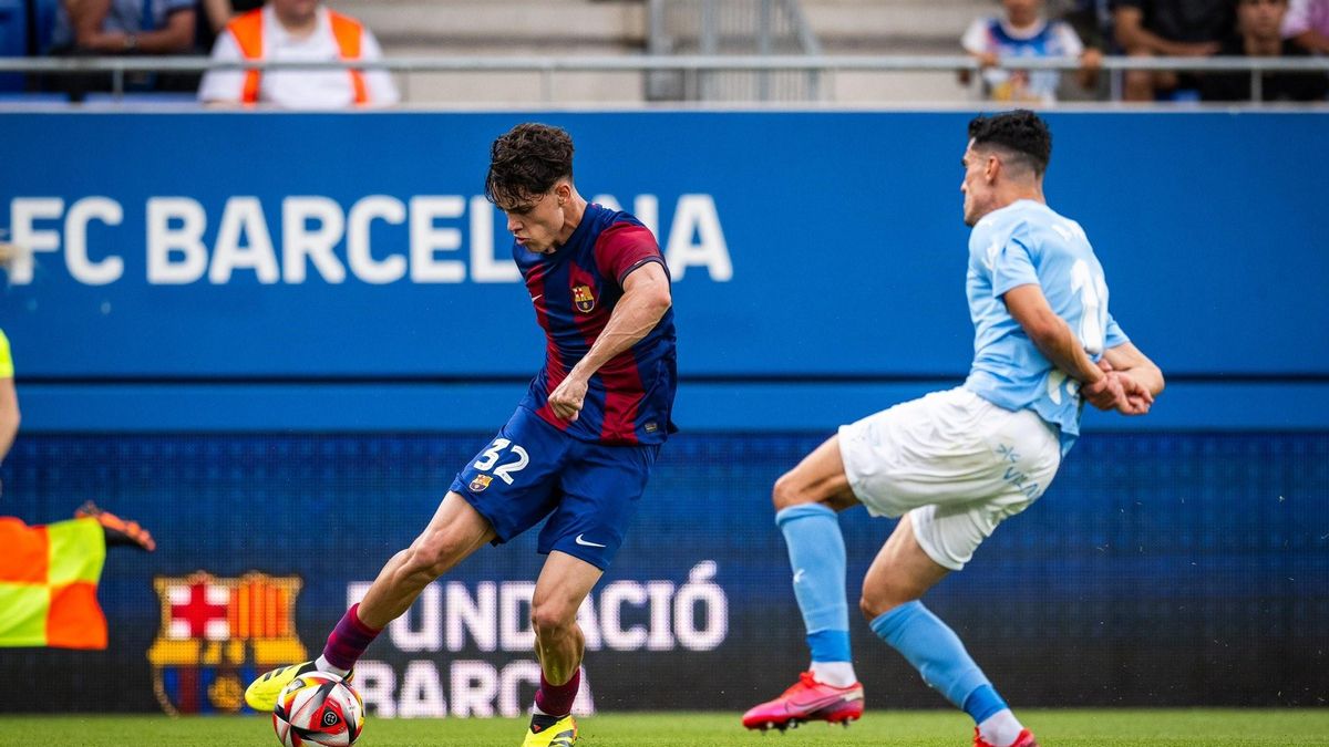 Héctor Font centra ante la oposición de un defensor celeste, durante el encuentro en el Johan Cruyff.
