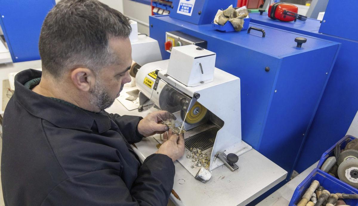 Un orfebre trabajando en el taller de Fink, en Santiago. |  Jesús Prieto