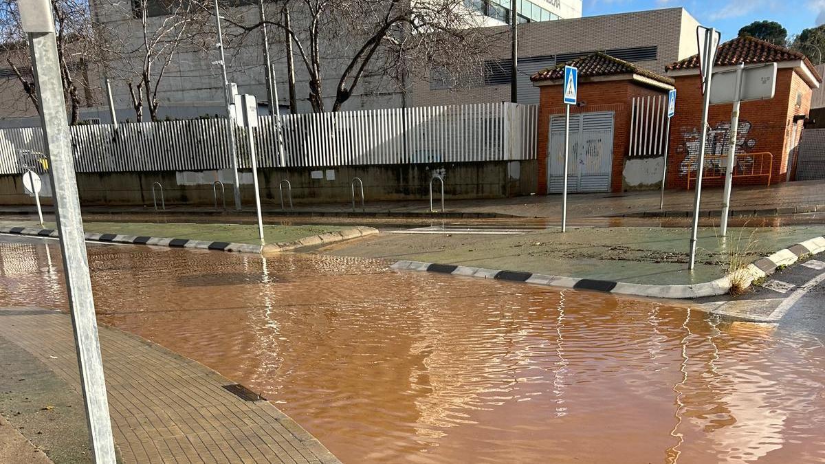 Agua marrón, proveniente de la montaña, acumulada frente al instituto Arabista Ribera.