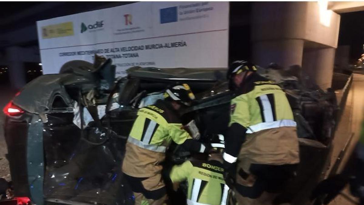 Accidente coche Totana | Tres heridos al saltar con su coche una rotonda y chocar contra un poste en Totana