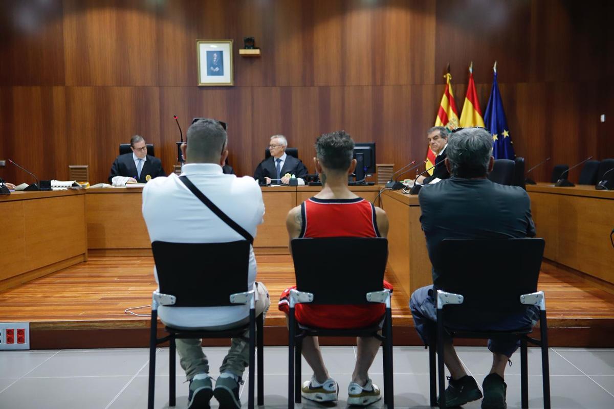 Los tres acusados, Agustín H. M., Emilio José L. A. y José H. M., en la vista celebrada este jueves en la Audiencia Provincial de Zaragoza.