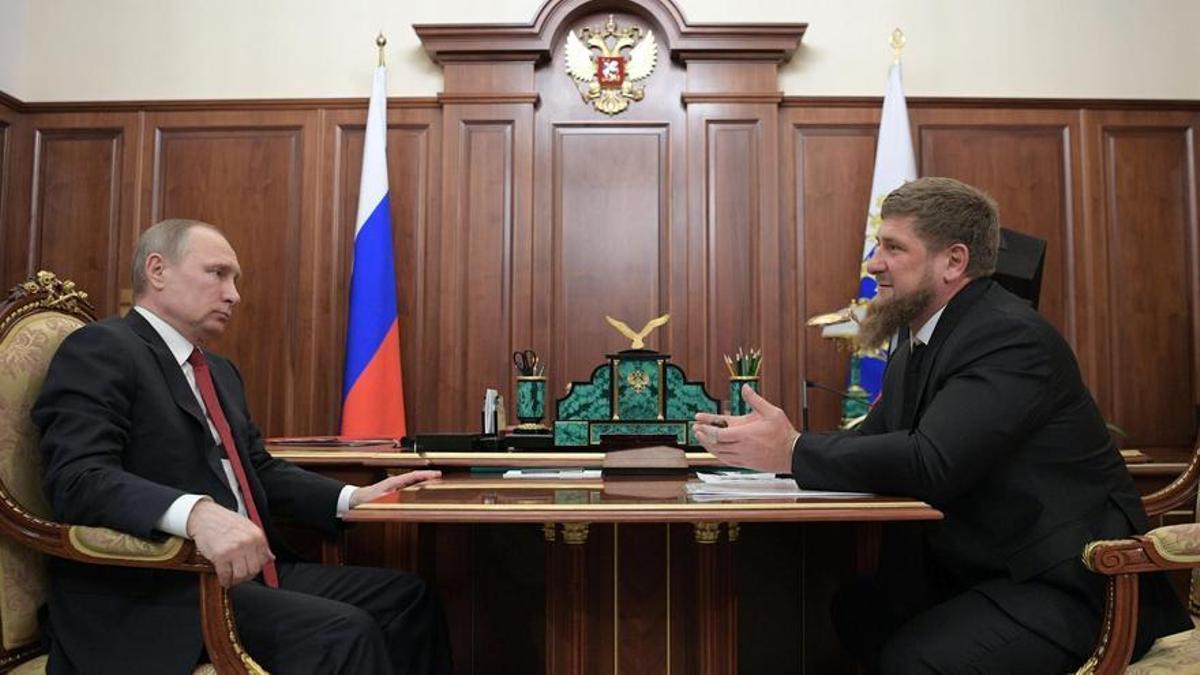 Vladímir Putin con Ramzán Kadirov, durante una reunión en abril de 2017.