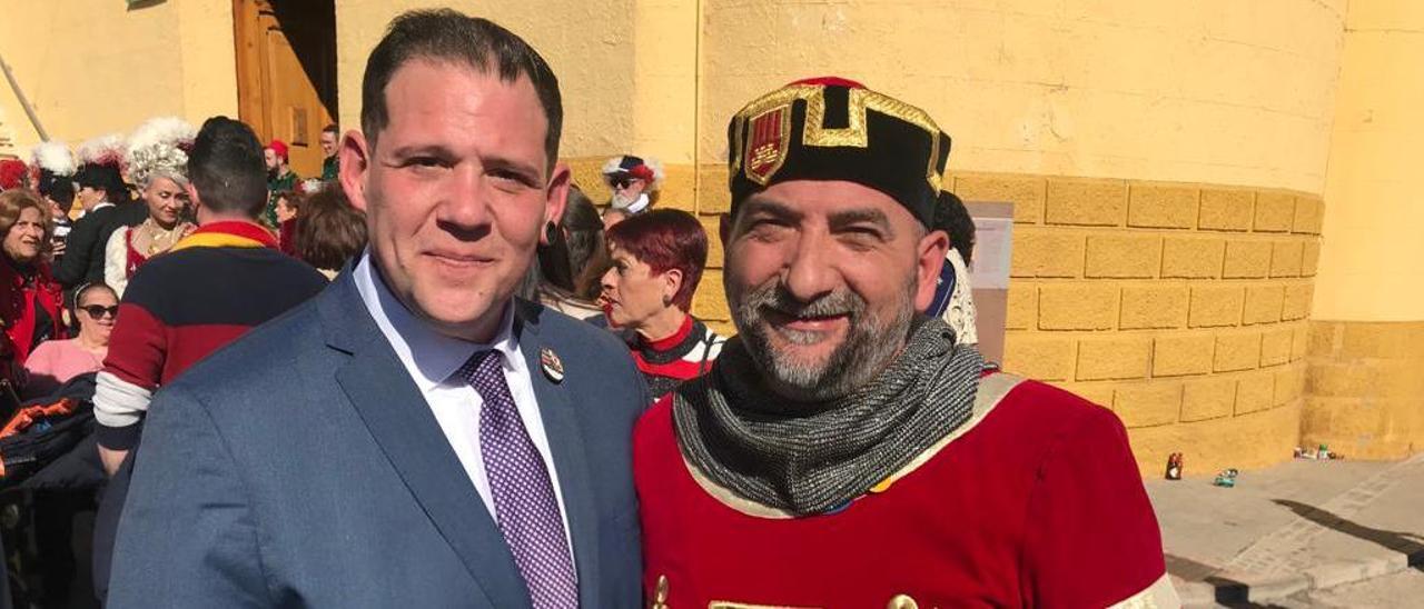 El alcalde de fiestas de 2023, Daniel Gil, y Gabriel Bañón, histórico delegado de la comparsa de Alagoneses.
