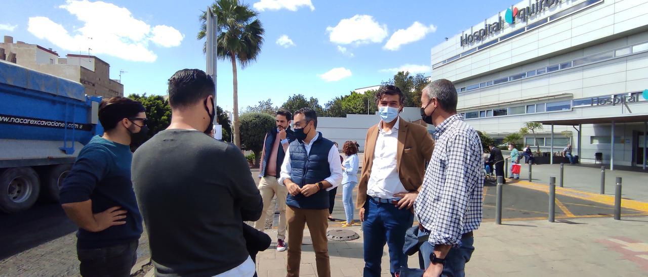 Carlos Tarife y Guillerno Martínez, en el centro de la foto, con vecinos.