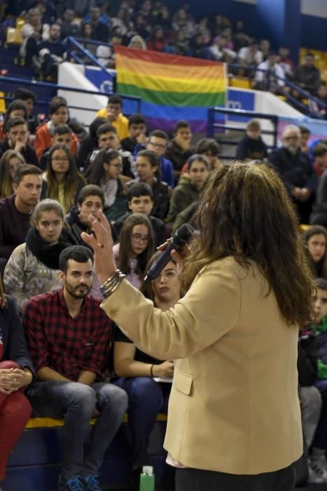 La diputada Carla Antonelli, con estudiantes de Secundaria en el Centro Insular de Deportes