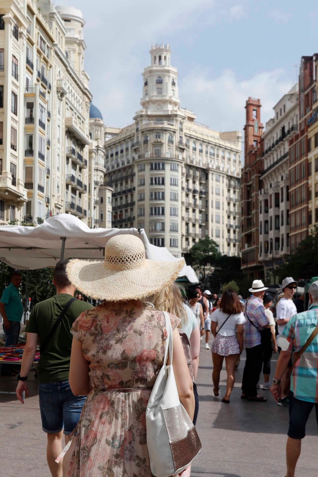 Las altas temperaturas no impiden el turismo en el centro de València