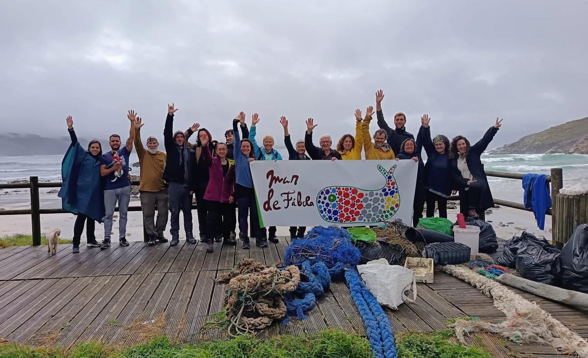 Voluntarios con parte do lixo que recolleron na praia de Nemiña, en Muxía.