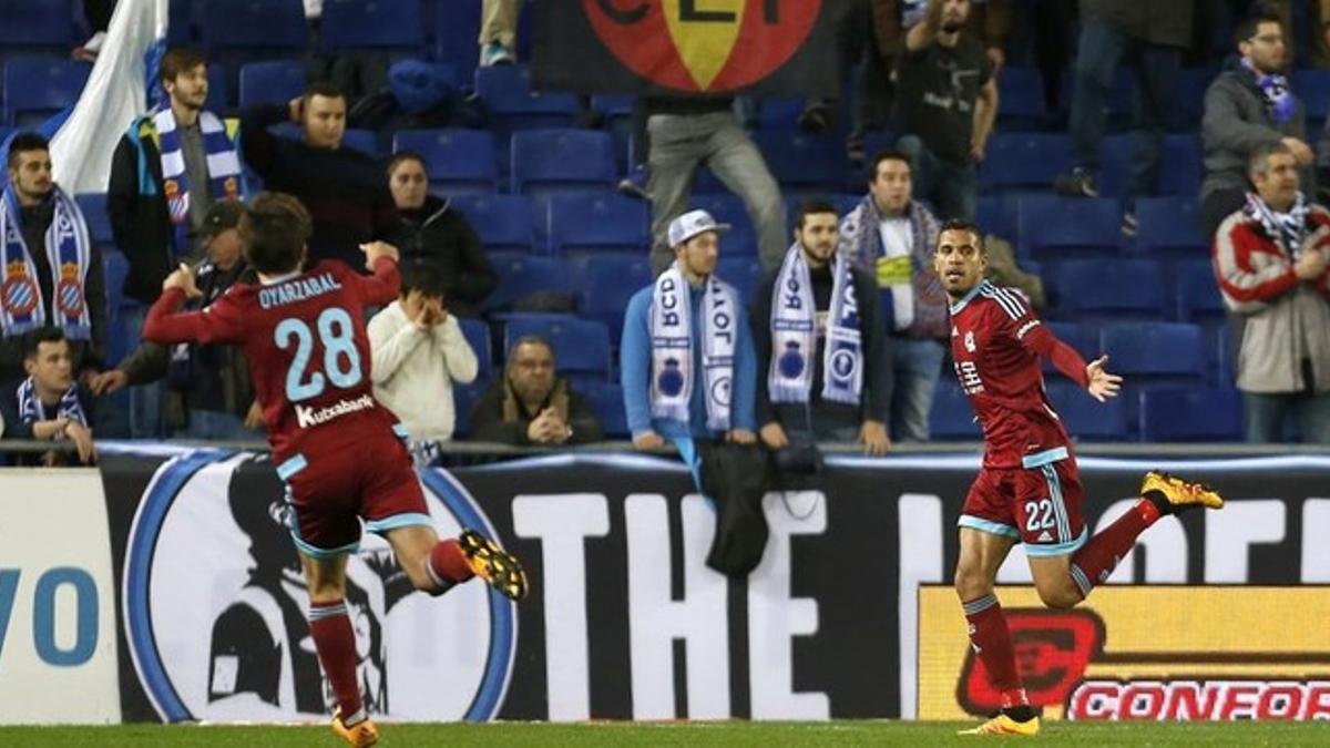 Los jugadores de la Real Sociedad celebran el primer tanto conseguido contra el Espanyol