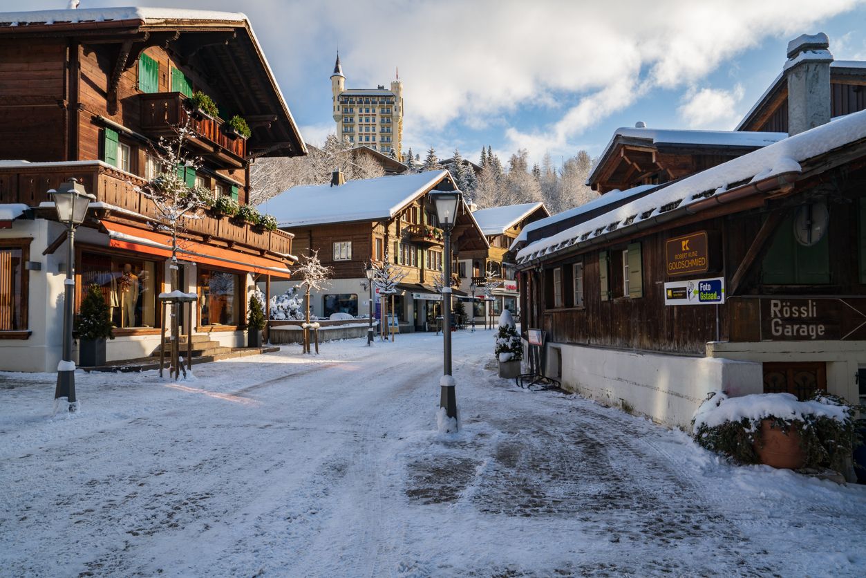 Casas de madera alpinas en el pueblo de Gstaad