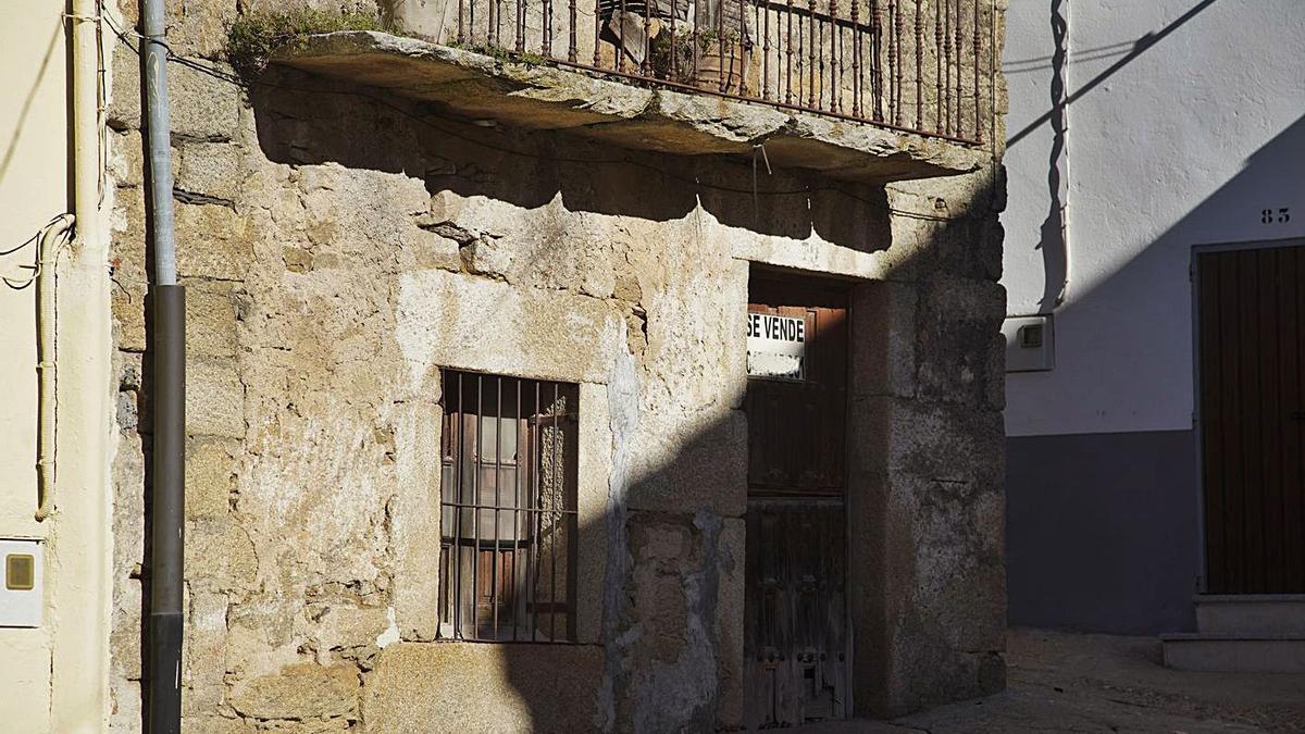 Una vivienda con el cartel de “se vende” en Fermoselle. | José Luis Fernández