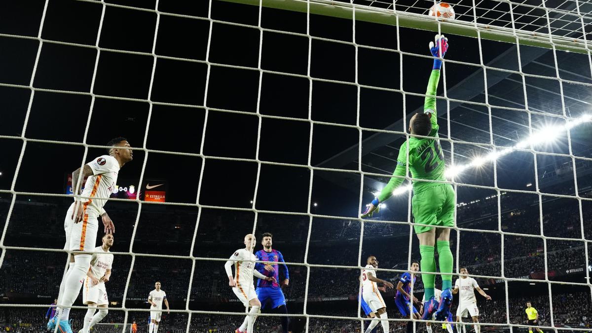 Iñaki Peña, cedido por el Barça al Galatasaray, debuta en el Camp Nou con una gran actuación.