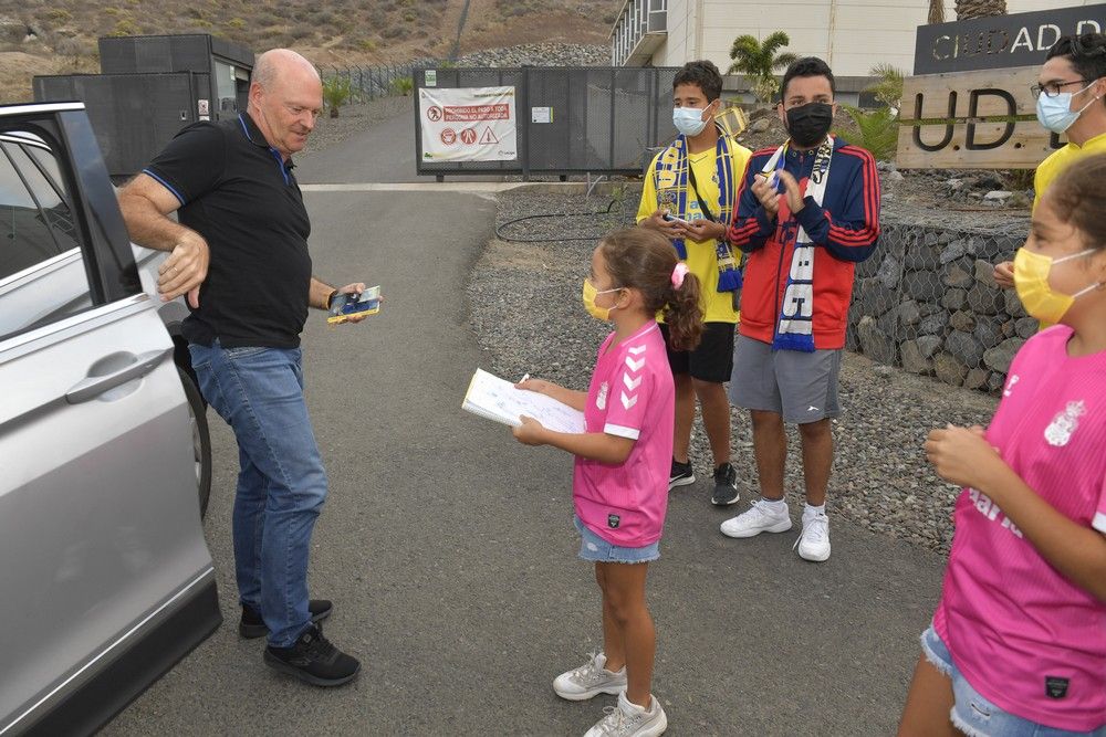 La plantilla de la UD Las Palmas firma autógrafos antes del derbi