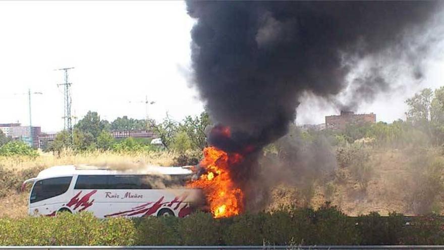 Un autocar con 30 viajeros sufre un incendio en la A-5, junto a Badajoz