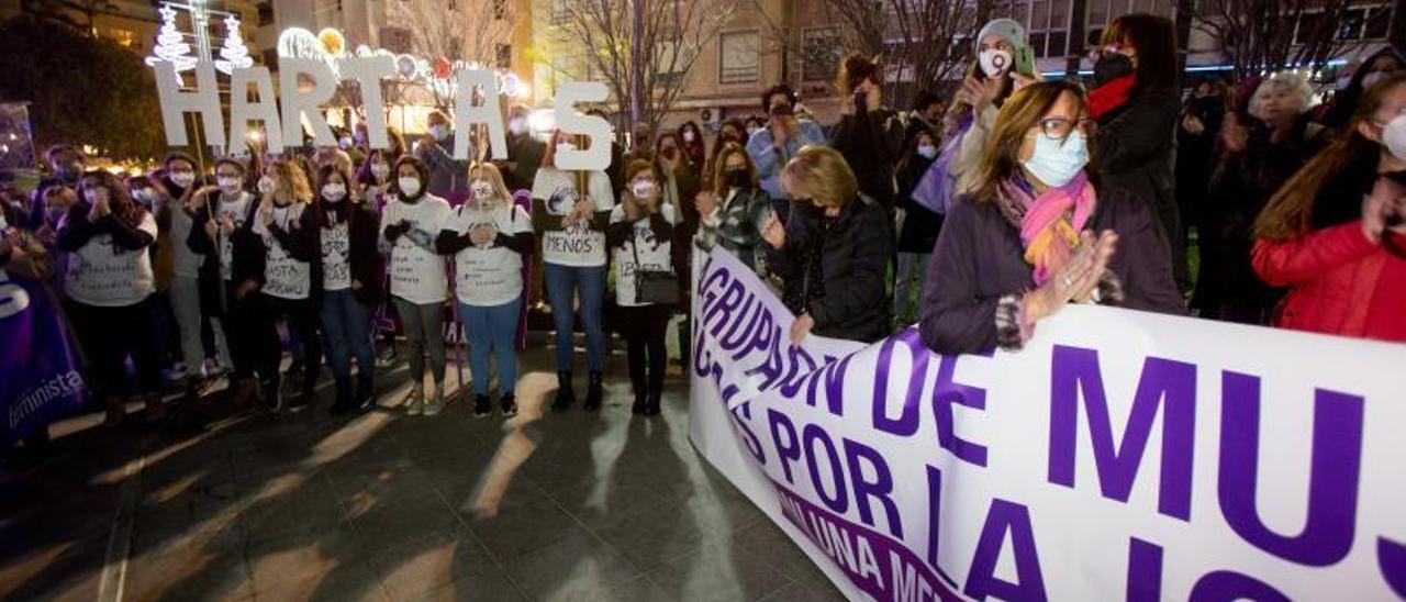 Concentración contra la violencia de género en la Plaza de la Montañeta, en la que se lanzaron gritos contra el alcalde por aprobar la ordenanza contra la prostitución. | RAFA ARJONES
