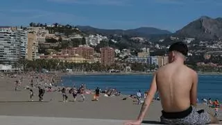 Los termómetros rozan los 30 grados en Málaga y llenan las playas