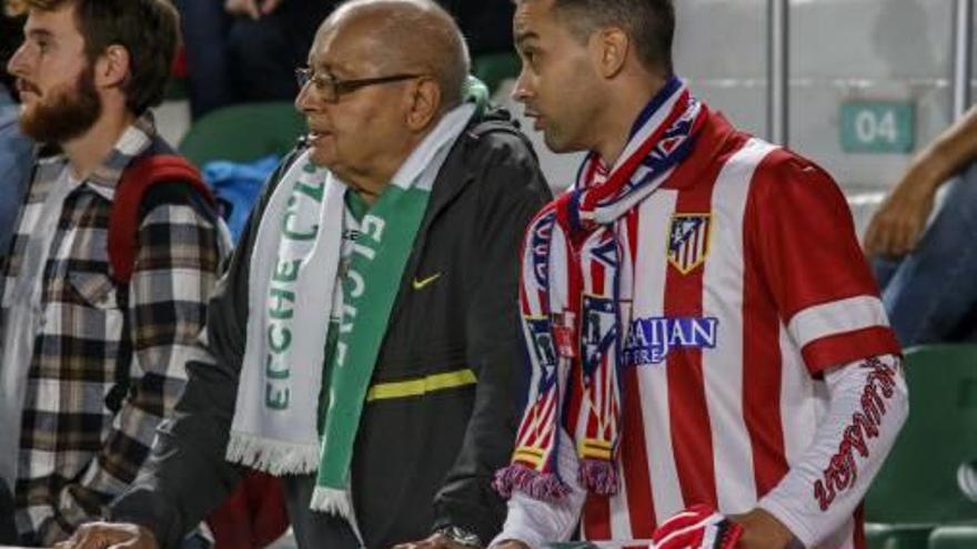 Un aficionado del Elche con otro del Atlético.