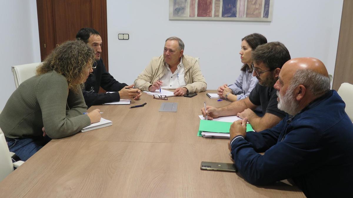 O alcalde da Laracha, no centro, con concelleiros e responsables de Viaqua