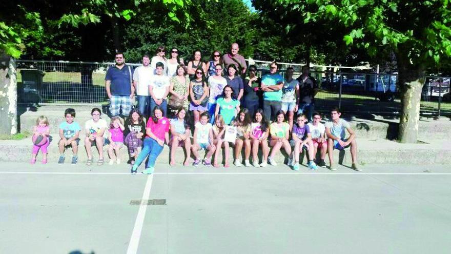 Una representación de padres y jugadores del actualizado club de baloncesto nigranense.