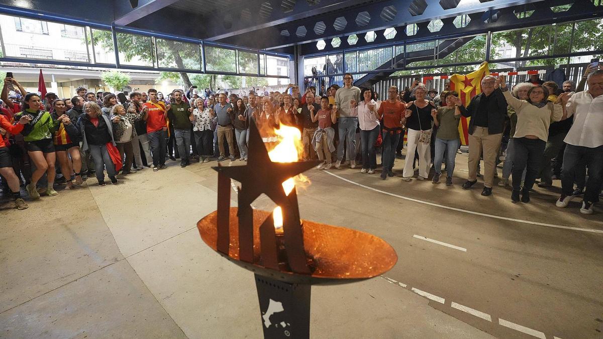 La flama del Correllengua Agermanat, a l'escola Eiximenis de Girona.