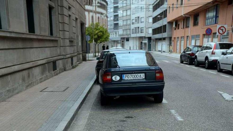 Señal de prohibido estacionar en la calle Said Armesto. // Rafa Vázquez