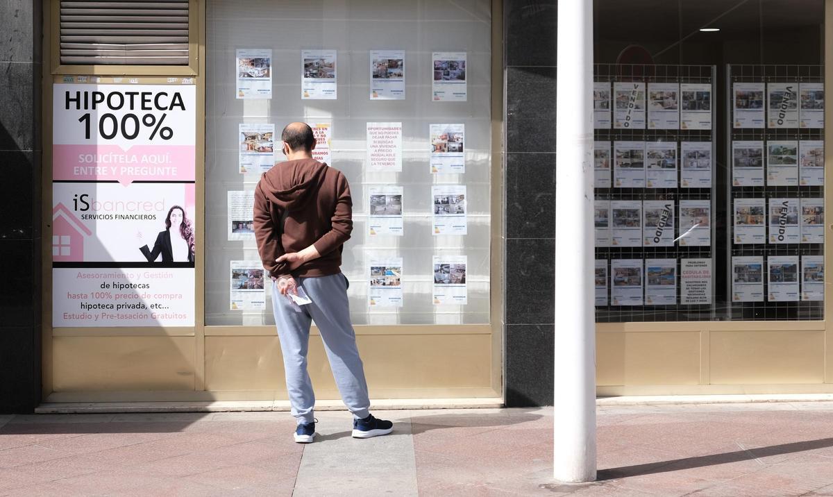 Un interesado mira las ofertas de una agencia inmobiliaria.