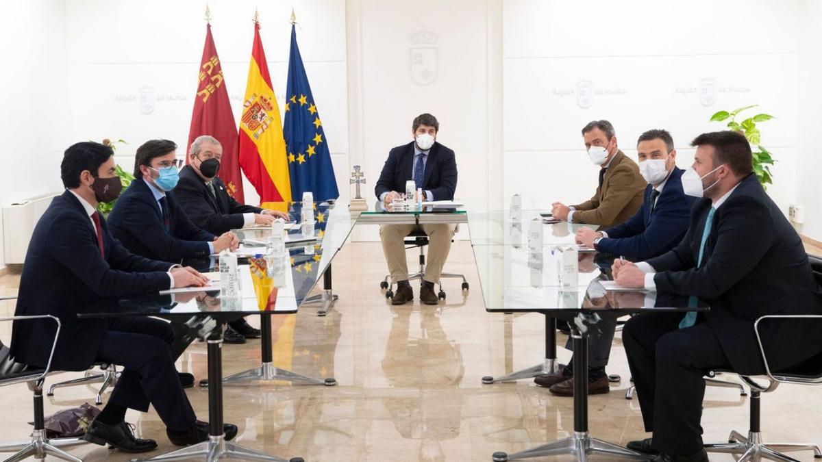 Reunión del Gobierno regional con las cofradías y el Ayuntamiento de Caravaca, ayer. | CARM