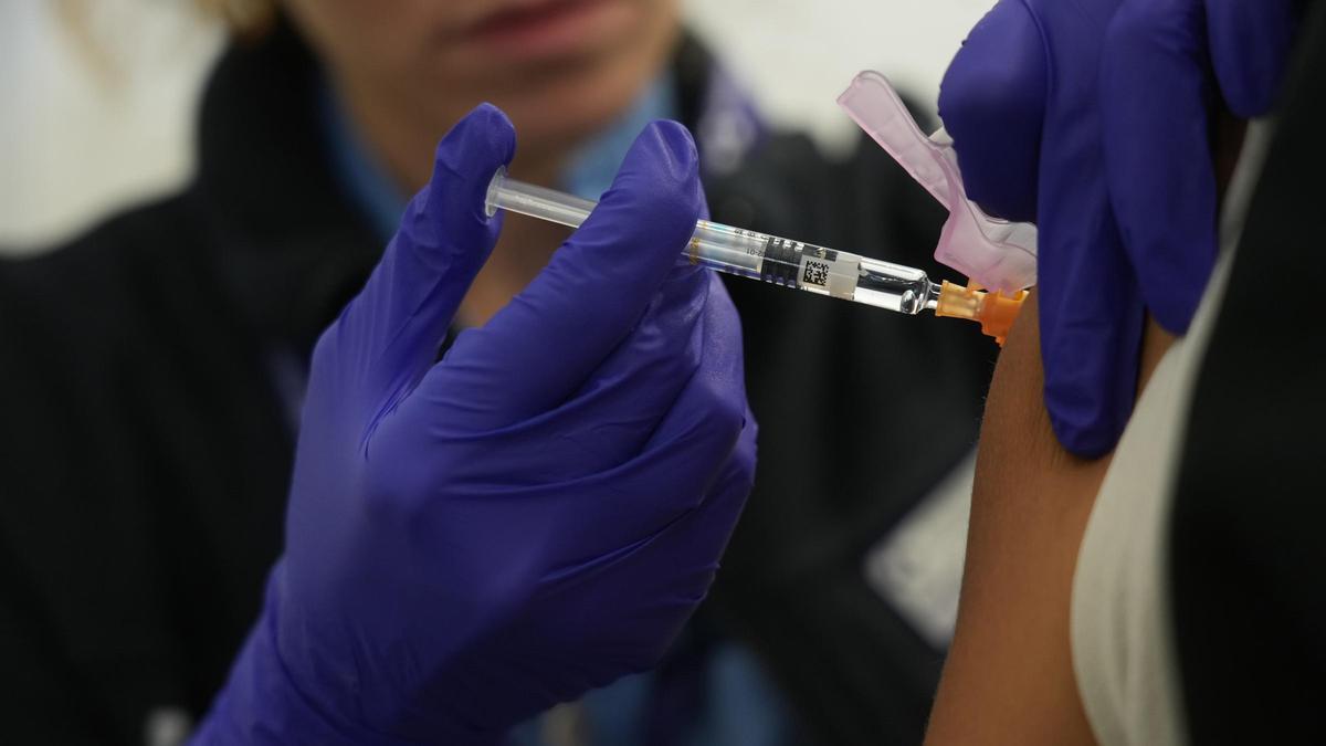 Una persona se vacuna, en un centro de refuerzo de vacunación frente a la gripe, a 24 de octubre de 2025