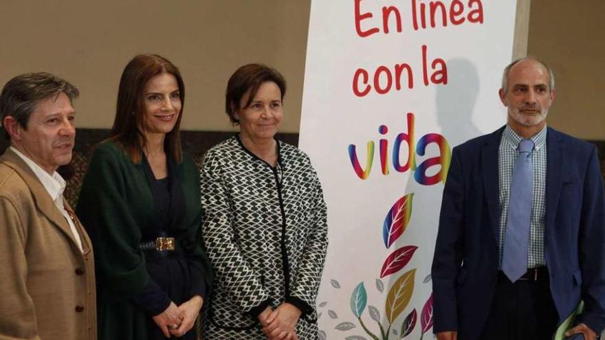 Por la izquierda, Hilario Paz, responsable del Teléfono de la Esperanza en Asturias; Eva Illán, concejala de Servicios Sociales; Carmen Moriyón, alcaldesa de Gijón, y Miguel Rodríguez.