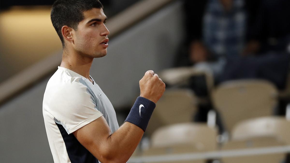 Carlos Alcaraz continúa adelante en Roland Garros.