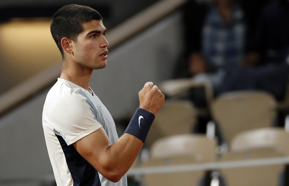 Carlos Alcaraz continúa adelante en Roland Garros.