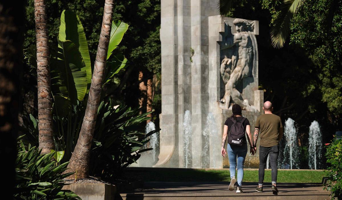 Una pareja pasea por el parque García Sanabria, en Santa Cruz.