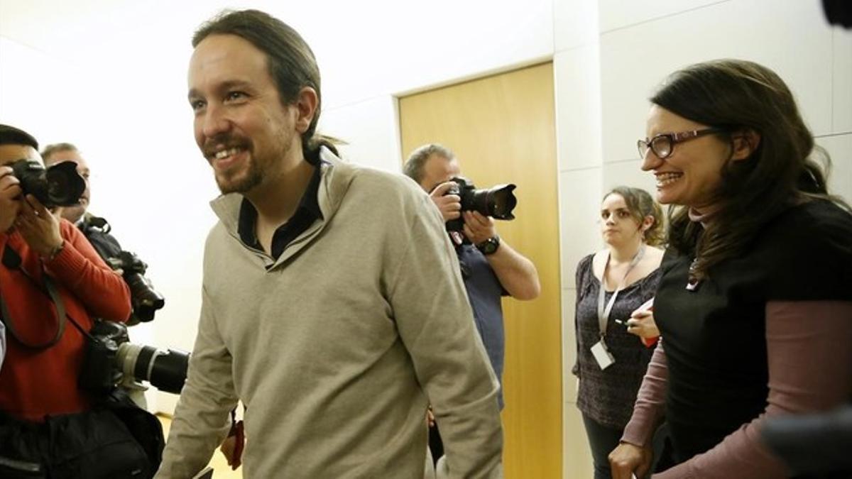 El líder de Podemos, Pablo Iglesias, junto a la jefa de Compromis, Monica Oltra, esta tarde en Congreso