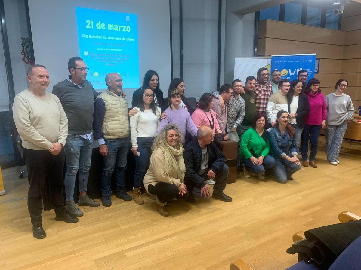 Usuarios de centros de Down con organizadores del Concello del acto de ayer en Moaña.