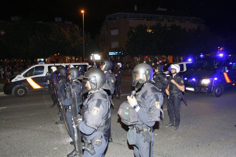 Los manifestantes protestan contra el AVE