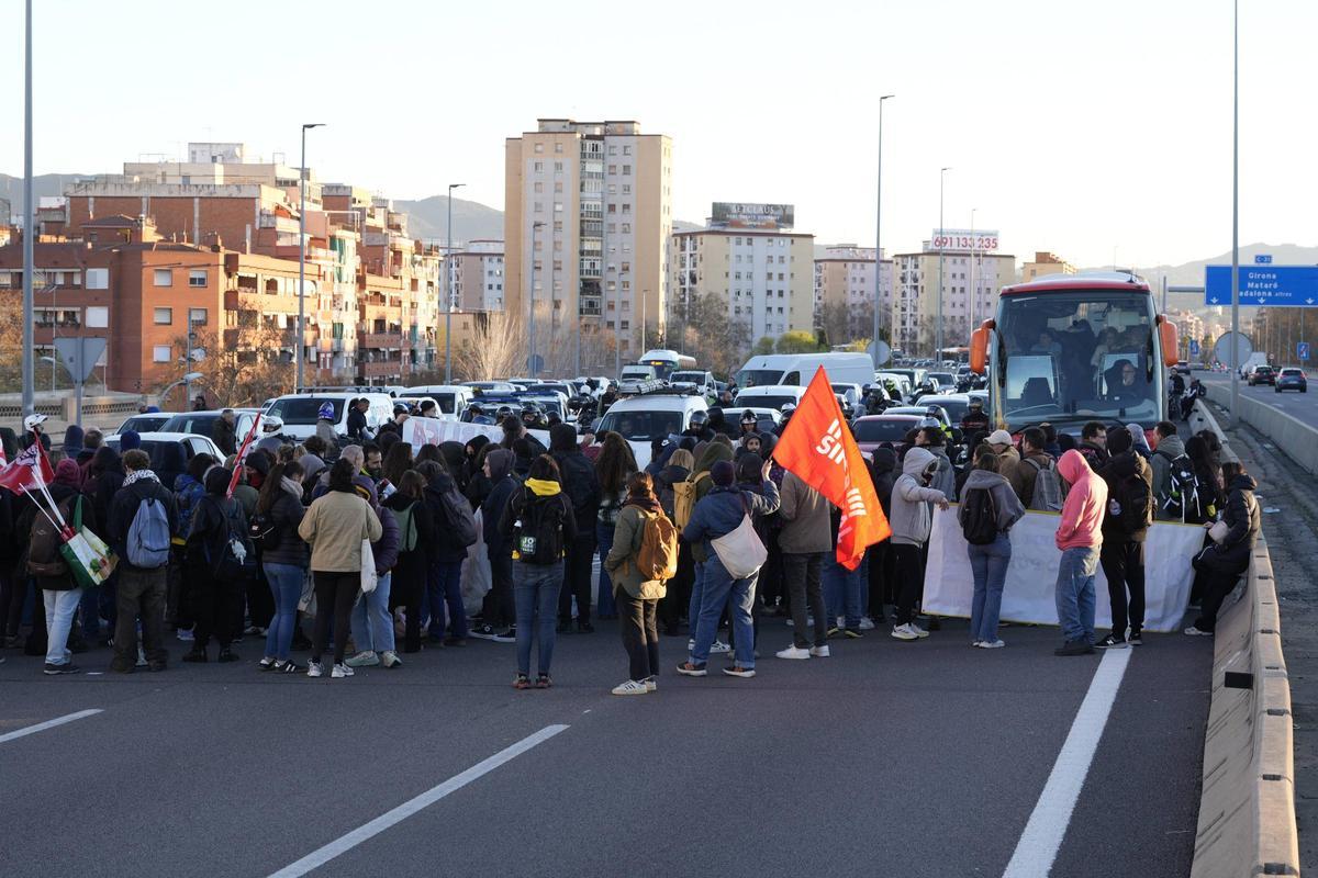 Docentes en huelga cortan la C-31 en la frontera entre Badalona y Sant Adrià, y la Gran Via y la Ronda de Dalt en Barcelona
