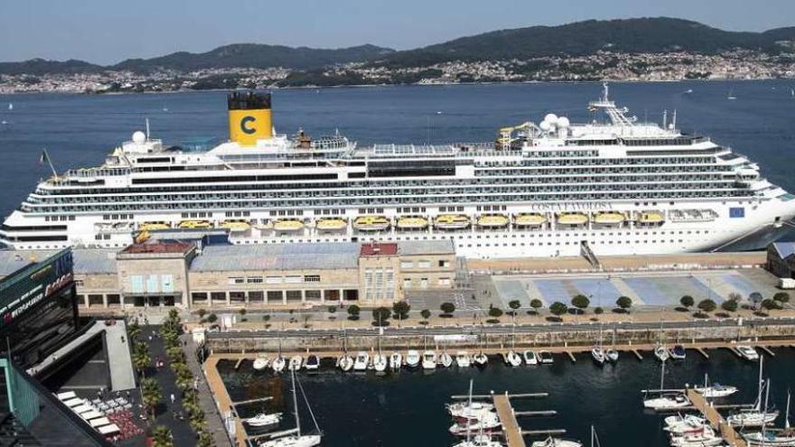 El megacrucero &quot;Costa Favolosa&quot;, ayer, atracado en el puerto vigués. // A. Irago