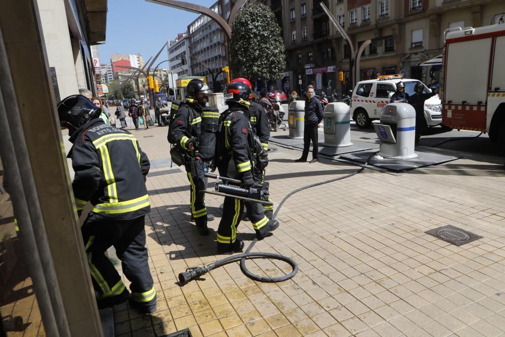 Intervención de bomberos en un edificio de la avenida de Constitución.