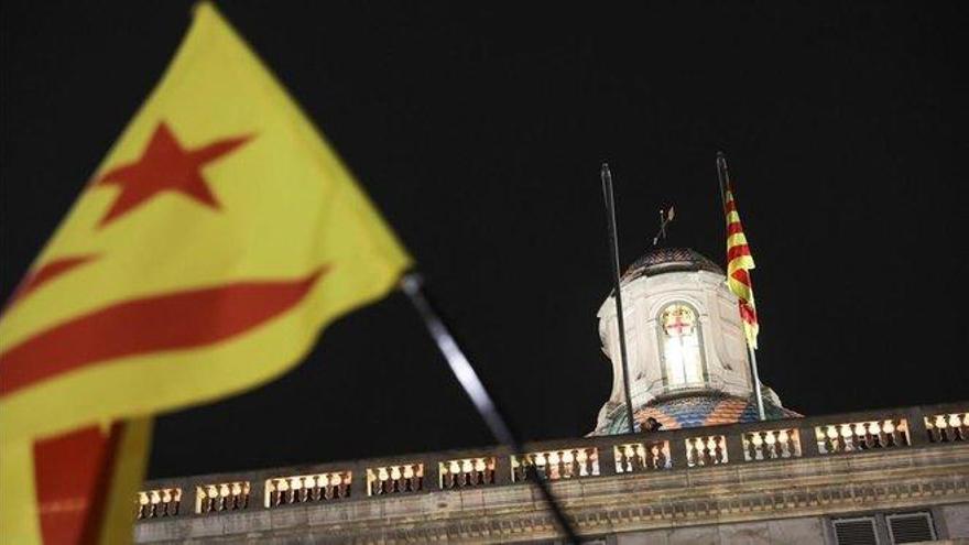 Retirada la bandera española del Palau de la Generalitat en protesta por la inhabilitación de Torra