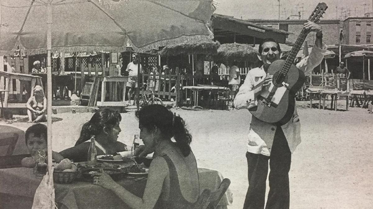 Cortés toca la guitarra davant del Merendero de la Mari, a la Barceloneta, el 1982.