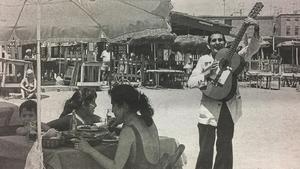 Cortés guitarreando frente al Merendero de la Mari, en la Barceloneta en 1982.